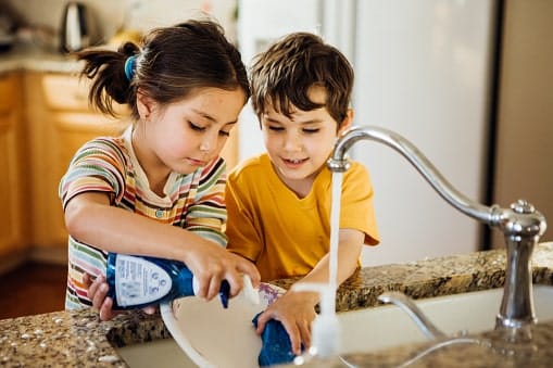 Comment investir nos enfants à participer aux tâches de la maison, dans la joie et la bonne humeur ?