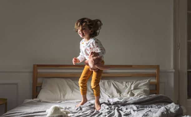enfant de 2 ans saute sur son lit