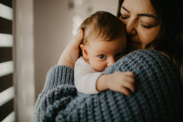 bebe dans les bras de sa maman