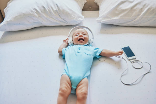 bébé qui sourit en écoutant des bruits blancs